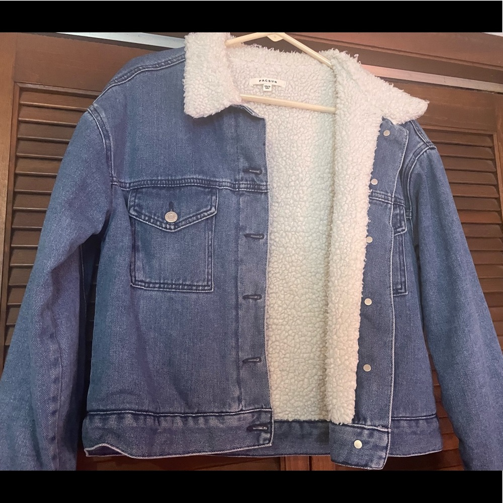 Size xs/s pacsun fur lined denim jacket.